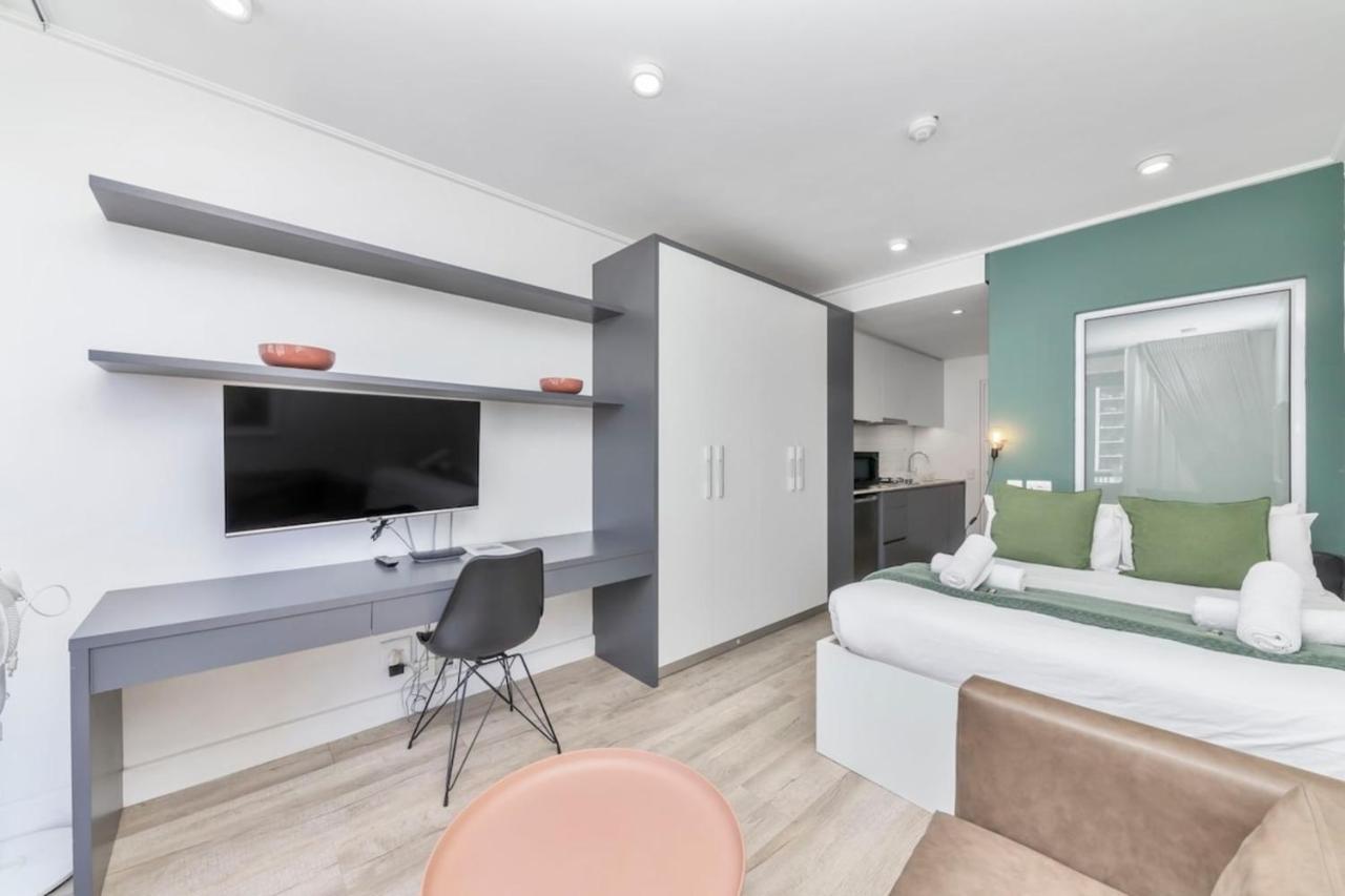 Stunning With Balcony Woodstock! Cape Town