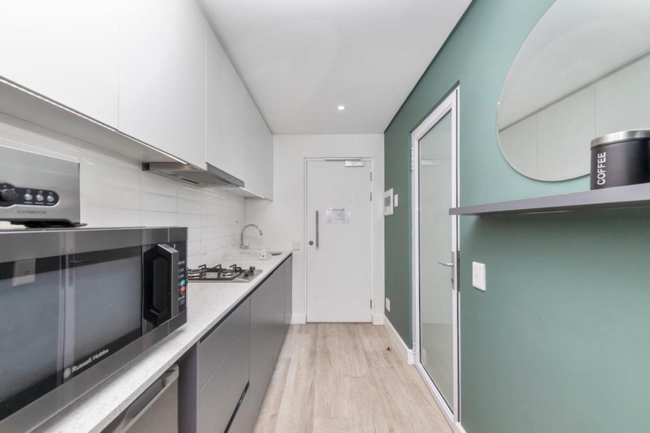 Apartment Stunning With Balcony Woodstock! Cape Town