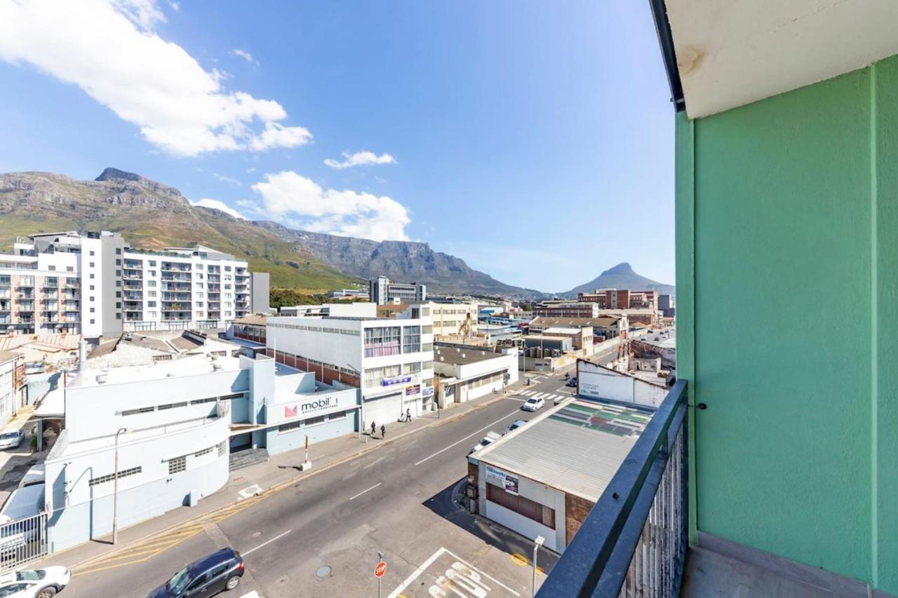 Stunning With Balcony Woodstock! *
