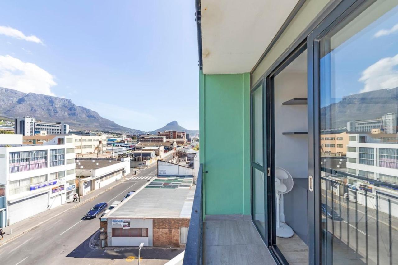 Stunning With Balcony Woodstock! *